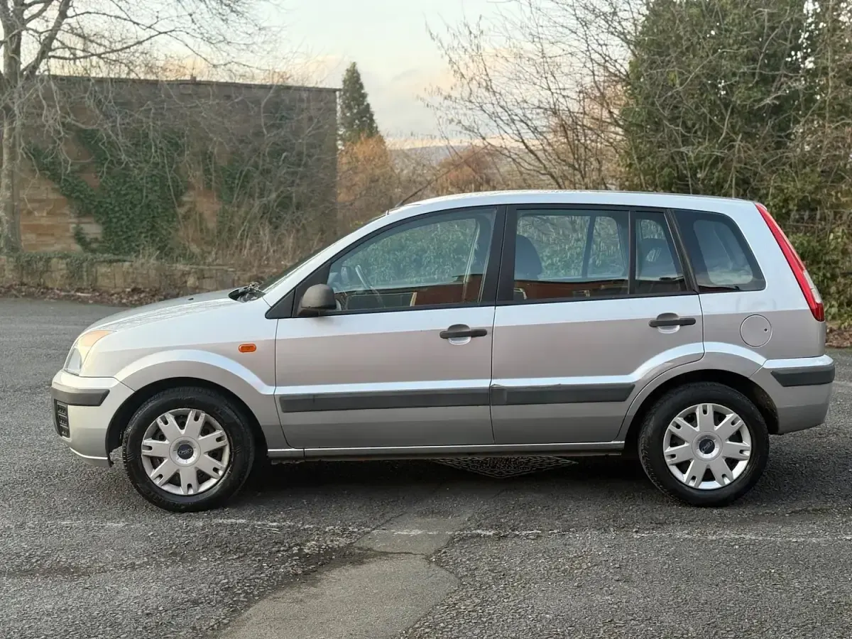 Used Ford Fusion Style 80 HP (58 kW) 2007 Silver Hatchback