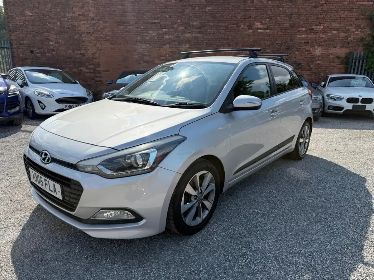 Used Hyundai i20 Premium 120 HP (88 kW) 2016 Silver Hatchback