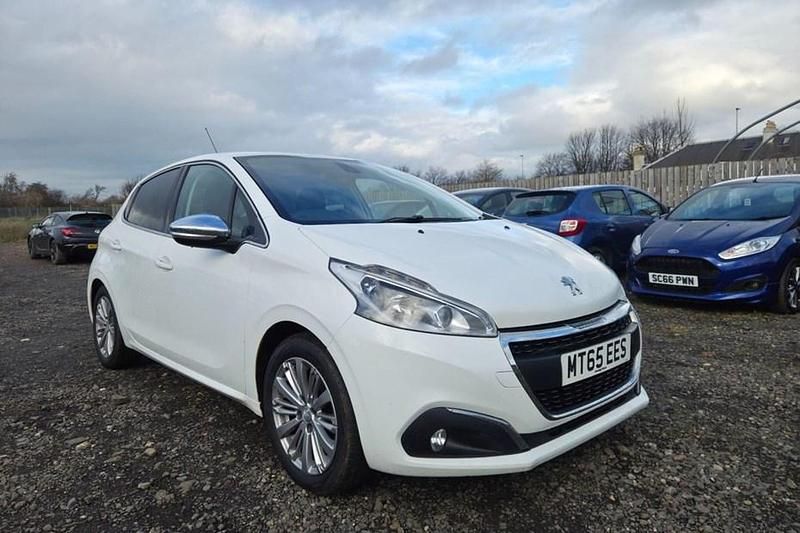 Used Peugeot 208 Allure 82 HP (60 kW) 2015 White Hatchback