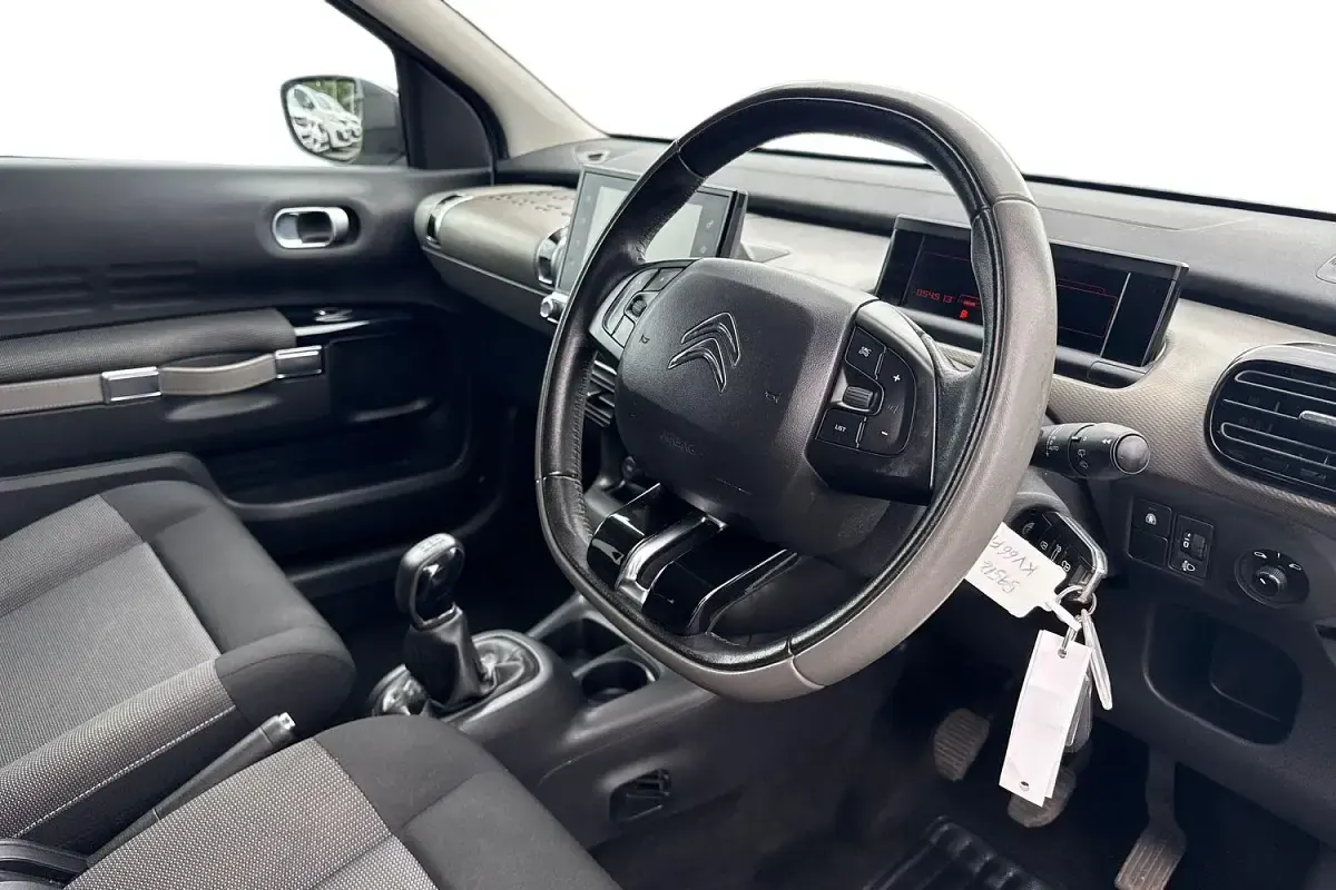 Used Citroën C4 Cactus Flair 110 HP (80 kW) 2016 White Hatchback