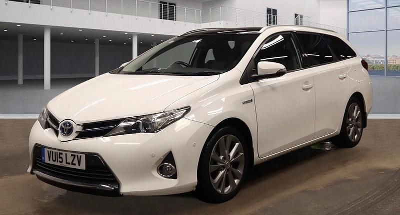 White Used 2015 Toyota Auris Hybrid Estate | £8,990 (Fair price) - Image 1/4