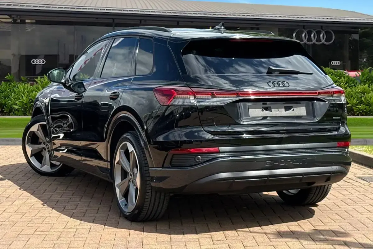 Neu Audi Q4 e-tron Black Edition 210 kW (286 PS) 2026 Schwarz SUV