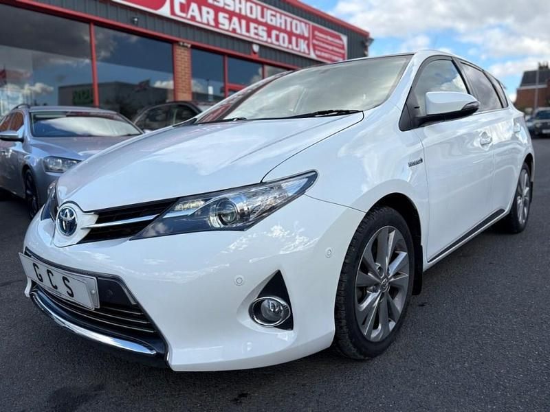 White Used 2015 Toyota Auris Hybrid Hatchback | £10,290 (Fair price) - Image 1/4