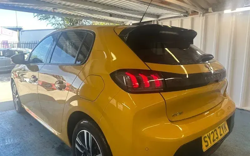 Used Peugeot 208 Allure+ 102 HP (75 kW) 2023 Yellow Hatchback