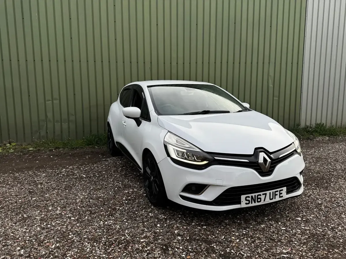 Used Renault Clio Dynamique 90 HP (66 kW) 2017 White Hatchback
