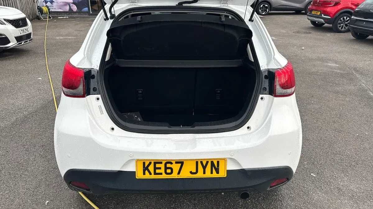 Used Mazda 2 Inclusive 90 HP (66 kW) 2017 White Hatchback