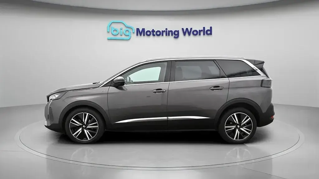 Usado Peugeot 5008 Premium 130 HP (95 kW) 2022 Cinzento SUV