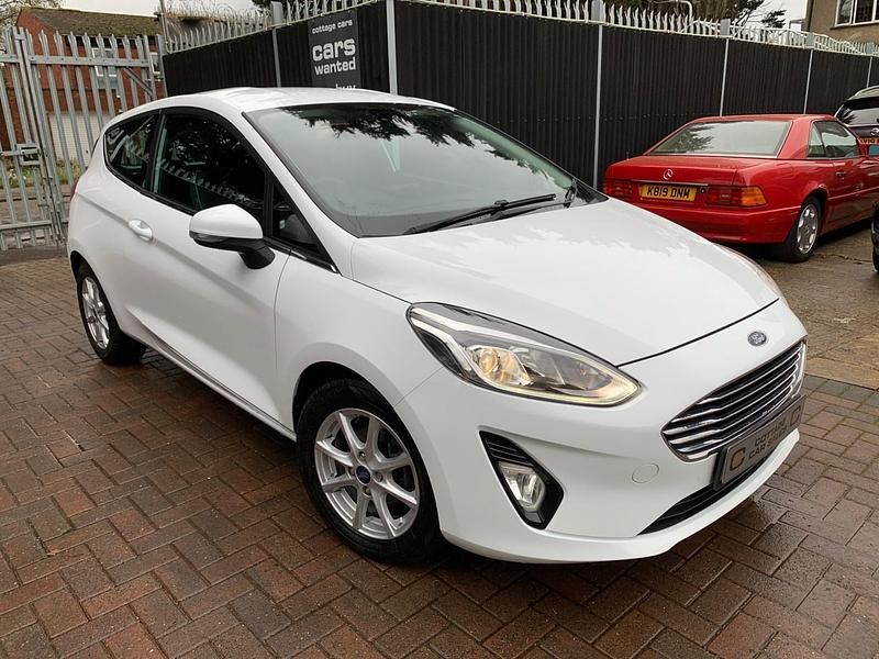 Used Ford Fiesta Zetec 100 HP (73 kW) 2018 White Hatchback
