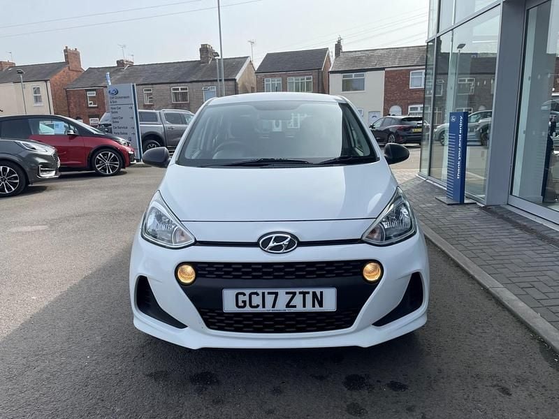 Used Hyundai i10 66 HP (48 kW) 2017 White Hatchback