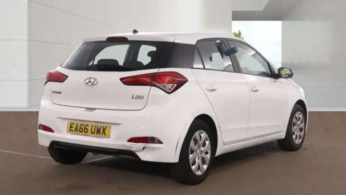 Used Hyundai i20 75 HP (55 kW) 2016 White Hatchback