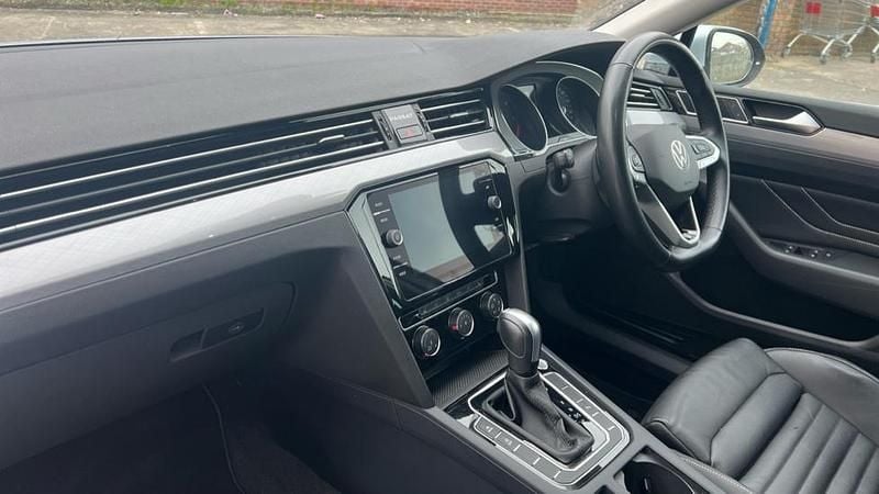 Begagnad VW Passat SEL 150 HK (110 kW) 2023 Silver Kombi