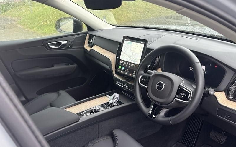Begagnad Volvo XC60 Plus 250 HK (183 kW) 2025 Grå SUV