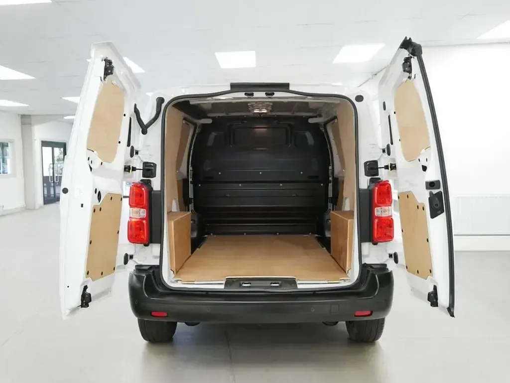 Usado Vauxhall Vivaro 120 HP (88 kW) 2025 Branco Monovolume