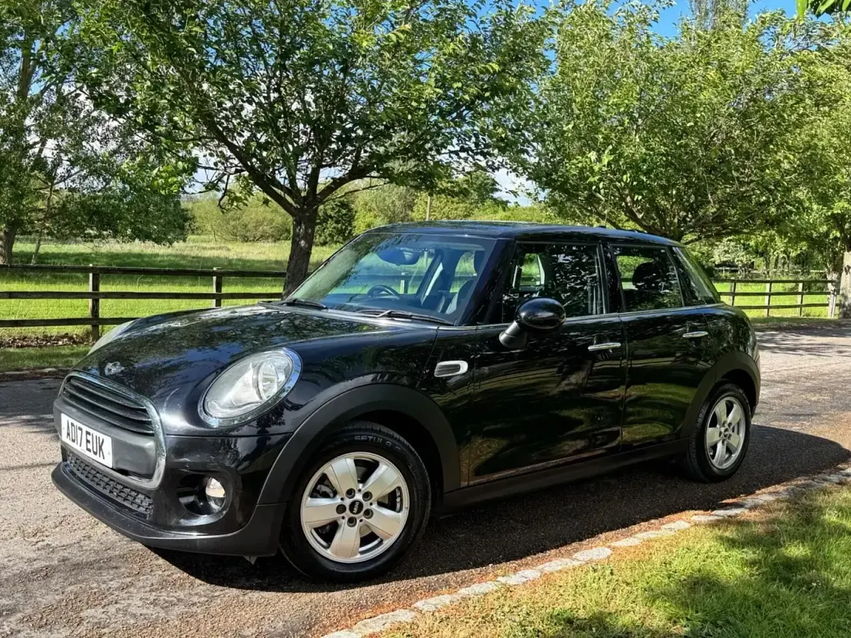 Begagnad Mini ONE Hatch 102 HK (75 kW) 2017 Svart Halvkombi