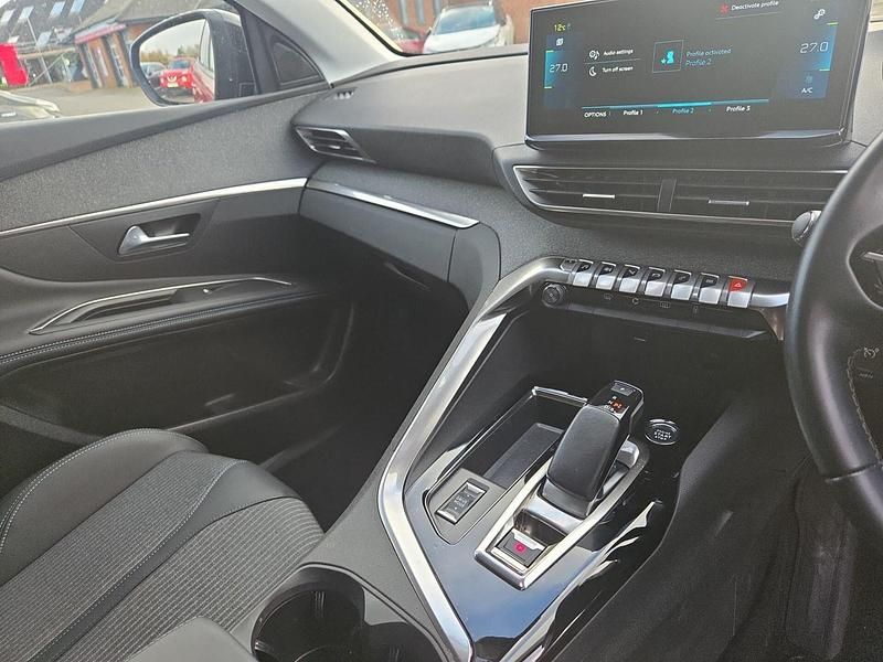 Used Peugeot 3008 Allure Premium 222 HP (163 kW) 2022 Red SUV