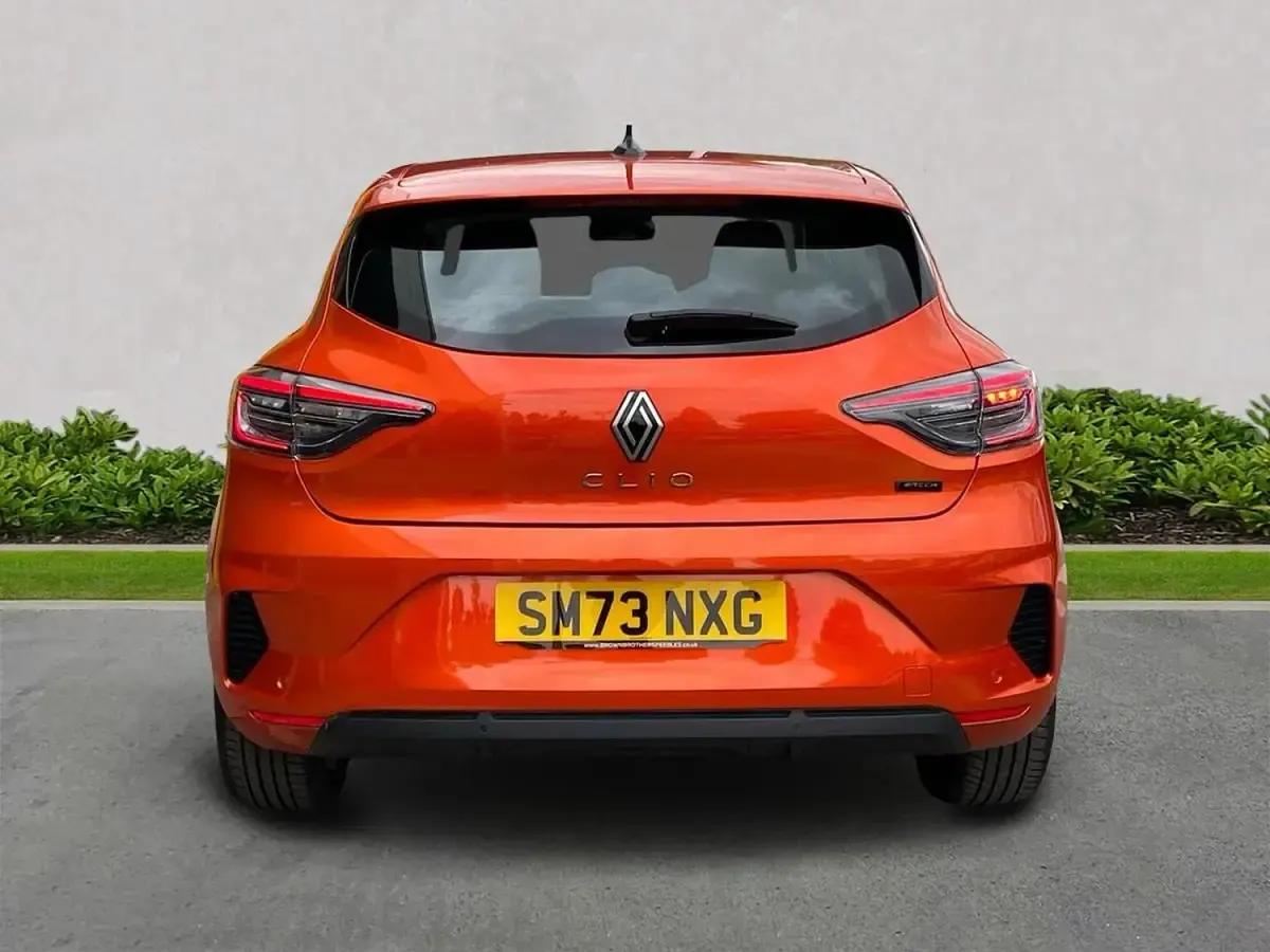 Używany Renault Clio V Evolution 145 KM (106 kW) 2024 Pomarańczowy Hatchback