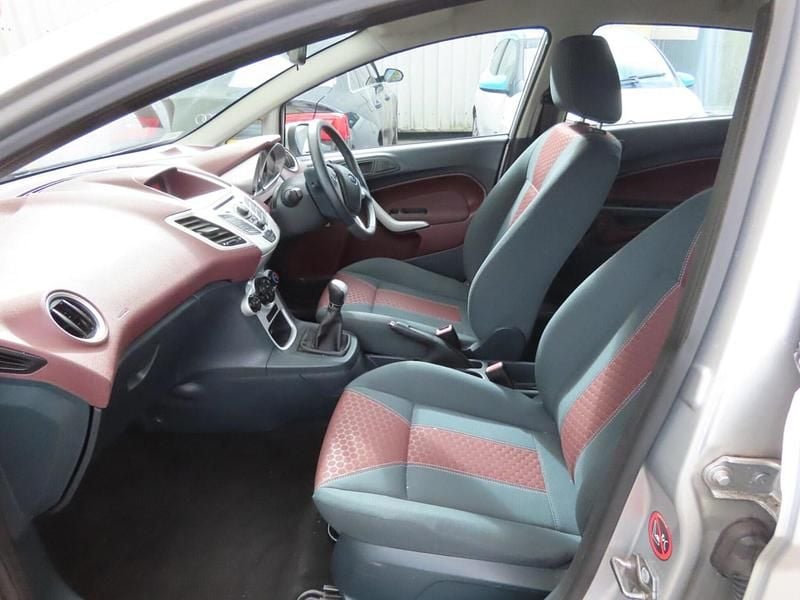 Used Ford Fiesta Zetec 96 HP (70 kW) 2011 Silver Hatchback