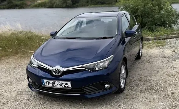 Used Toyota Auris 110 HP (80 kW) 2017 Blue Hatchback