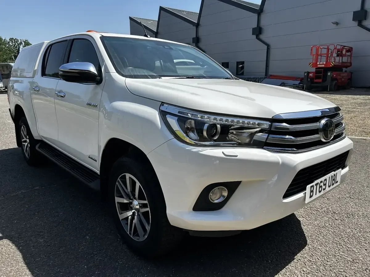 Used Toyota HiLux 150 HP (110 kW) 2019 White Pickup