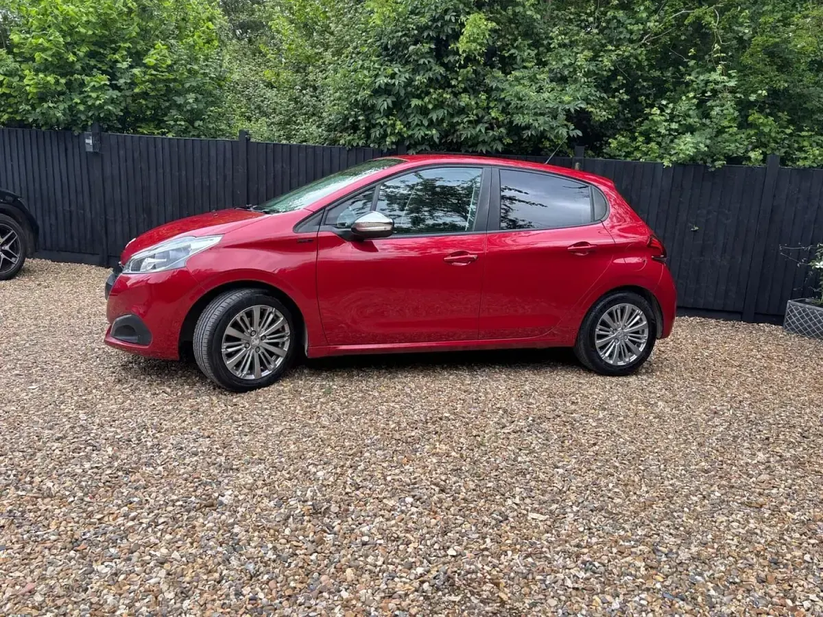 Used Peugeot 208 Signature Sky 82 HP (60 kW) 2019 Red Hatchback