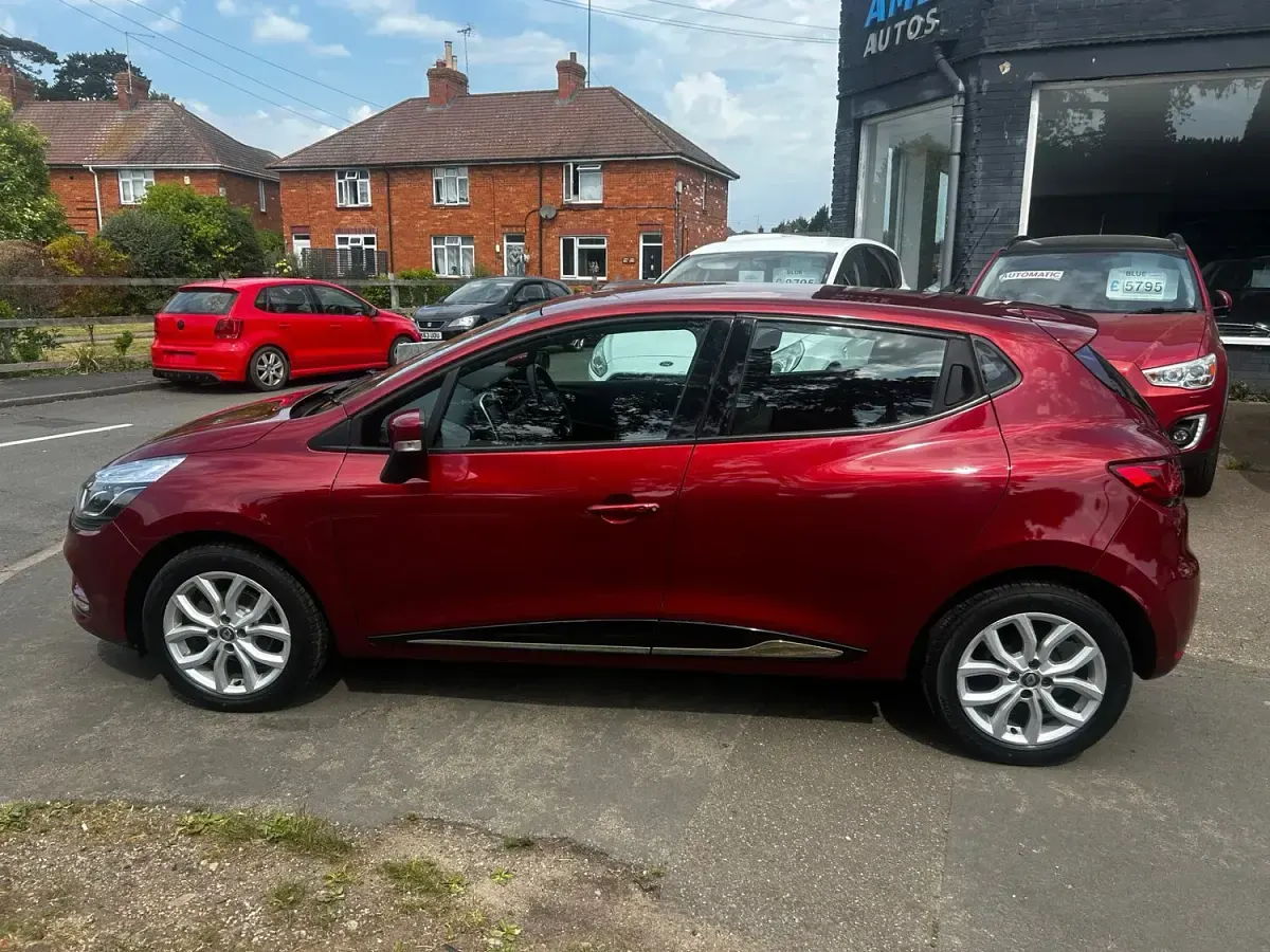 Used Renault Clio IV Dynamique 2017 Red Hatchback