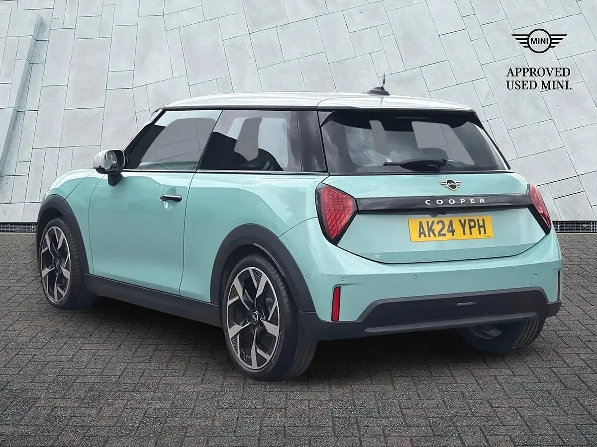 Used Mini Cooper Hatch 154 HP (113 kW) 2024 Green Hatchback