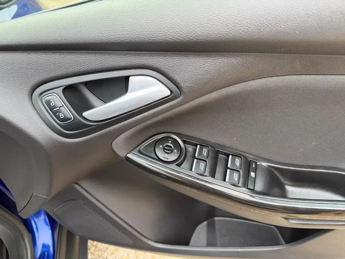 Usado Ford Focus Titanium 125 CV (91 kW) 2014 Azul Familiar