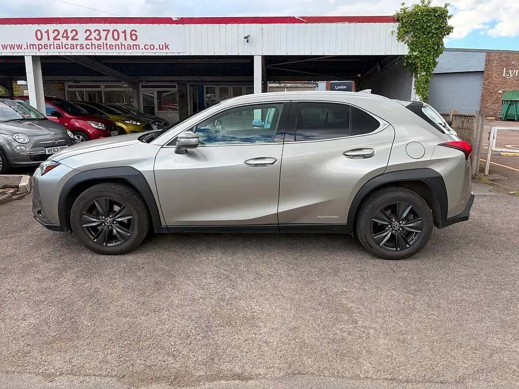 Usado Lexus UX 184 CV (135 kW) 2021 Plateado SUV