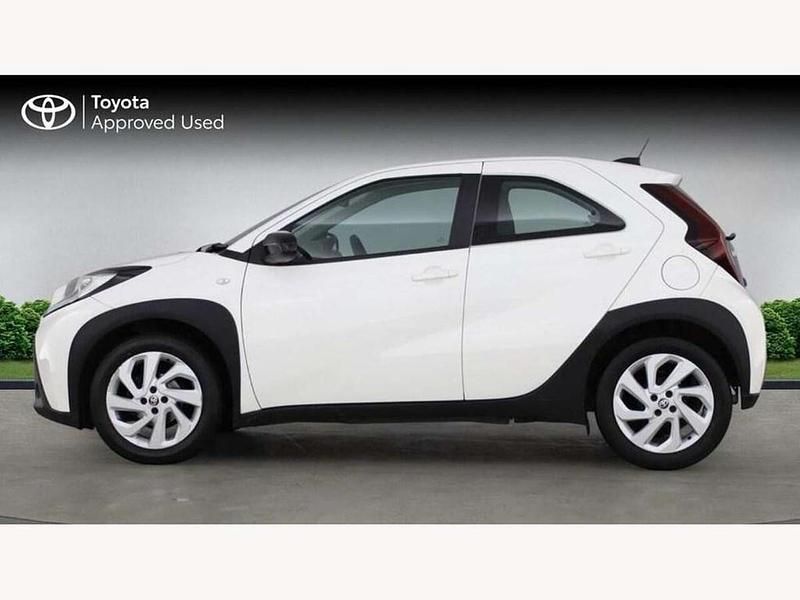 Used Toyota Aygo X PURE 72 HP (52 kW) 2023 White SUV