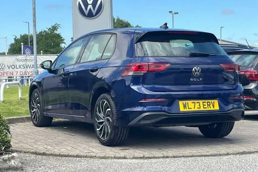Used VW Golf VIII Life 130 HP (95 kW) 2024 Blue Hatchback
