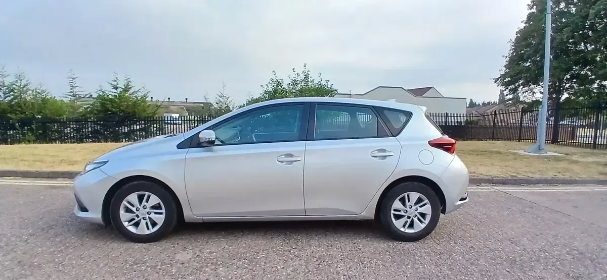 Used Toyota Auris Active 90 HP (66 kW) 2015 Silver Hatchback