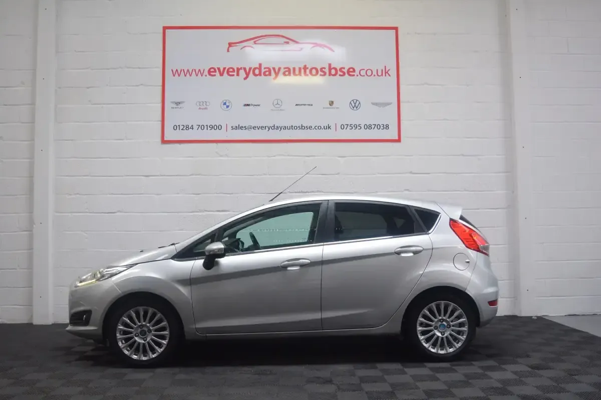 Used Ford Fiesta Titanium 75 HP (55 kW) 2013 Silver Hatchback