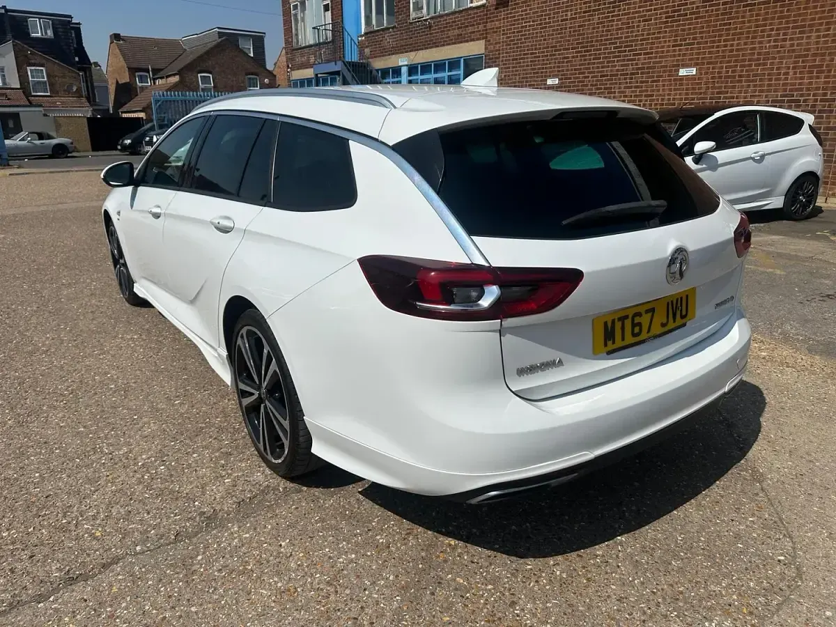 Used Vauxhall Insignia SRi 2017 White Estate