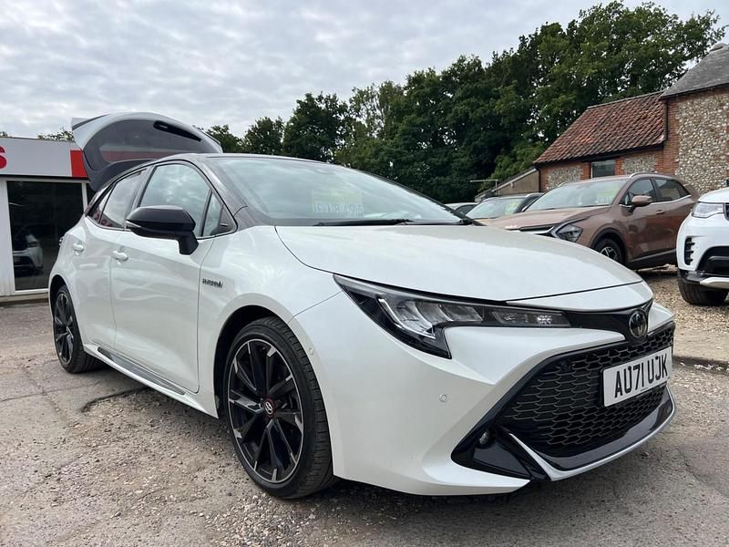 White/black Used 2021 Toyota Corolla Sport Hatchback | £17,995 (Fair price) - Image 1/3