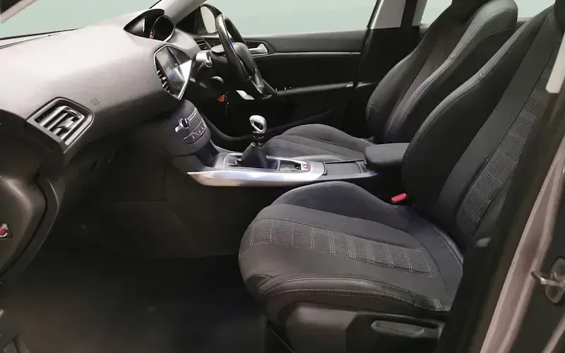 Usado Peugeot 308 Allure 131 HP (96 kW) 2020 Citadino