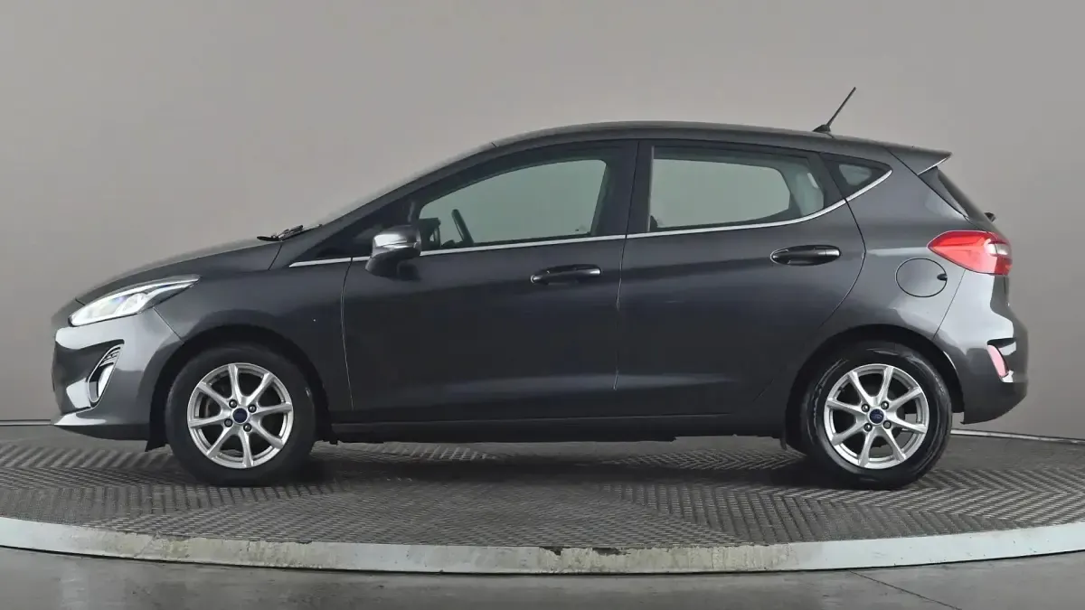 Używany Ford Fiesta Zetec 85 KM (62 kW) 2017 Szary Hatchback