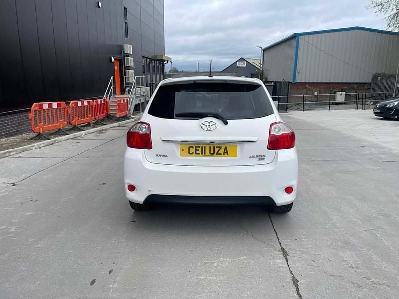 Used Toyota Auris SR 132 HP (97 kW) 2011 White Hatchback