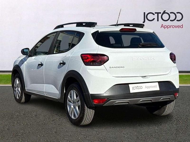 Second-hand Dacia Sandero Essentiel 90 CP (66 kW) 2023 Alb SUV