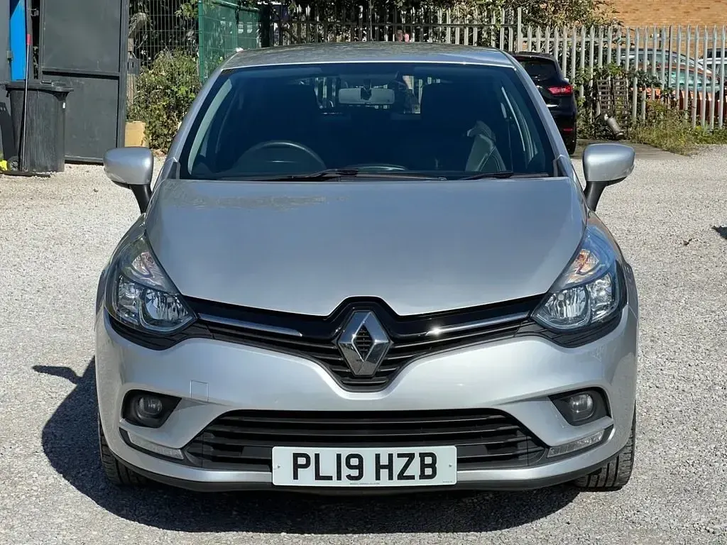 Usado Renault Clio IV Play 90 HP (66 kW) 2019 Prateado Citadino