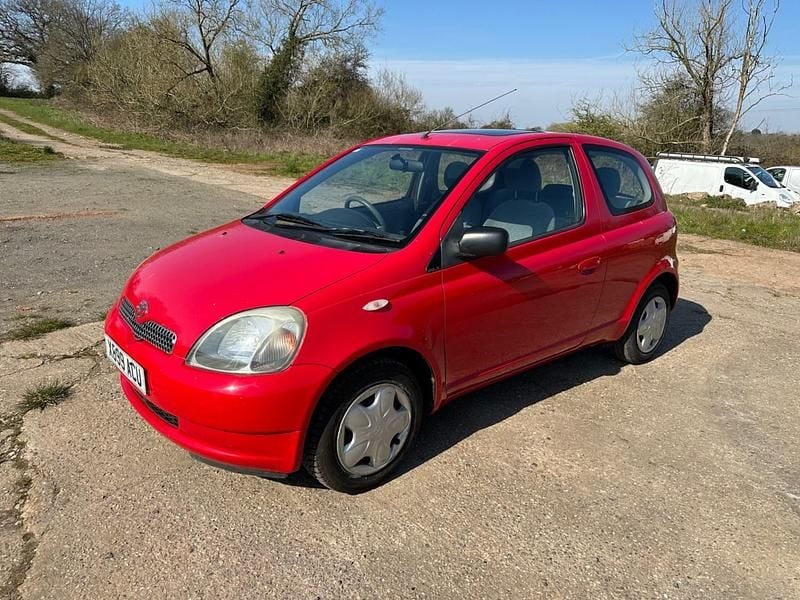 Used Toyota Yaris 86 HP (63 kW) 2000 Red Hatchback