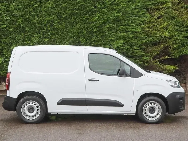 Begagnad Citroën e-Berlingo 100 kW (136 HK) 2024 Vit Minibuss