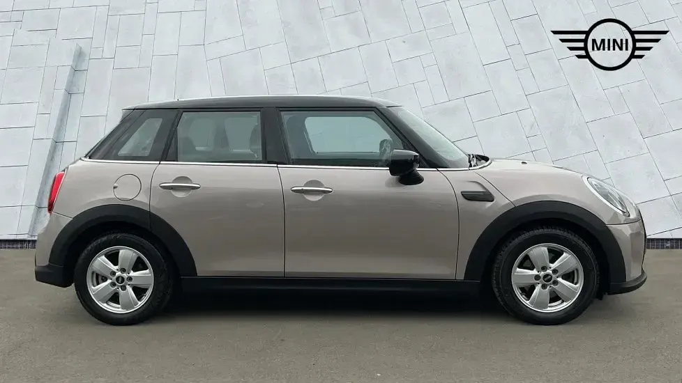 Usado Mini Cooper Classic 134 HP (98 kW) 2022 Cinzento Citadino