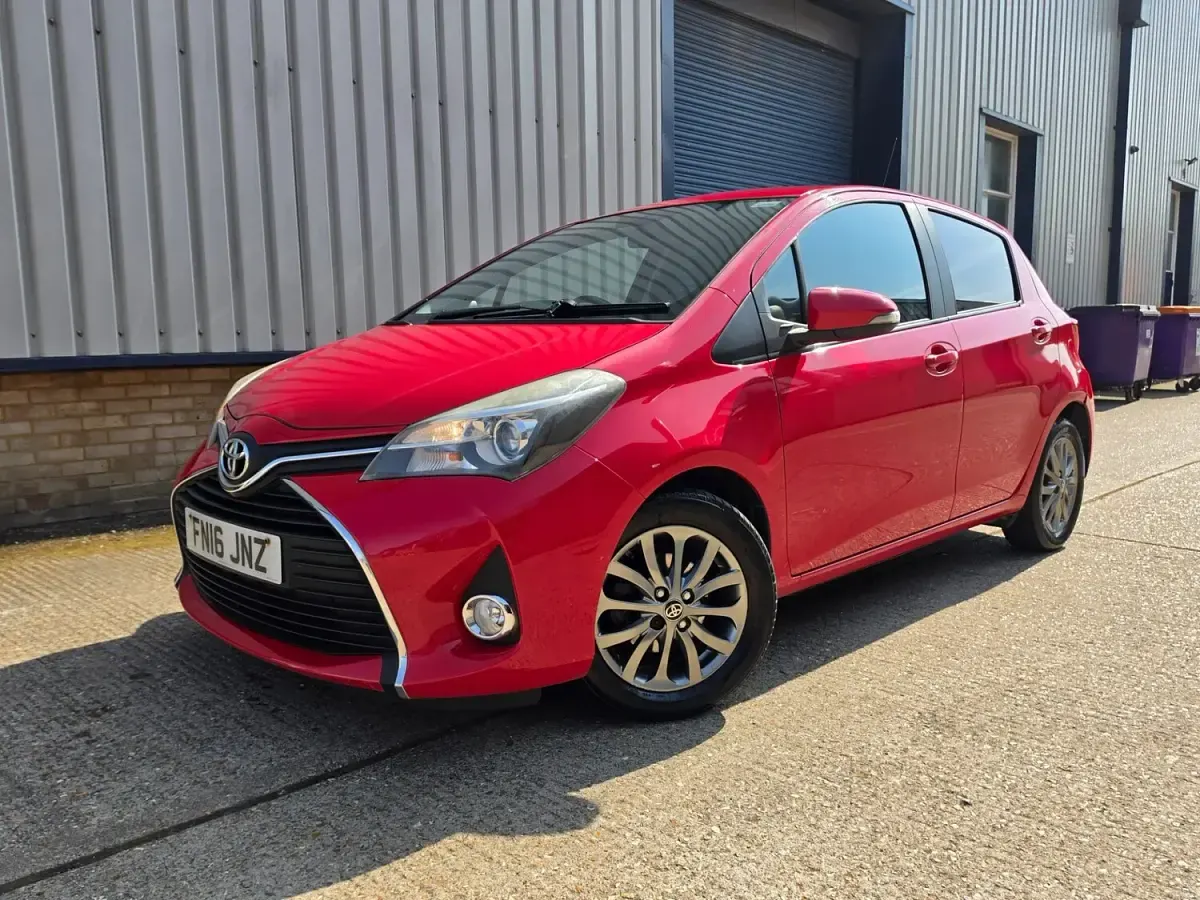 Used Toyota Yaris 90 HP (66 kW) 2016 Red Hatchback