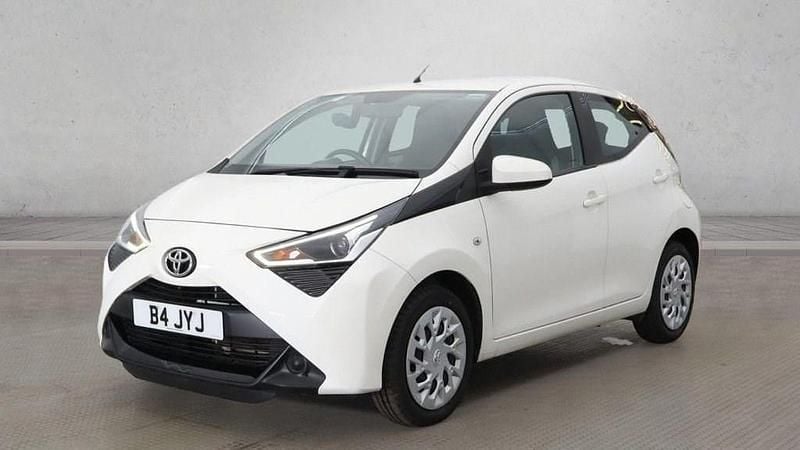 Used Toyota Aygo X-play 72 HP (52 kW) 2019 White Hatchback