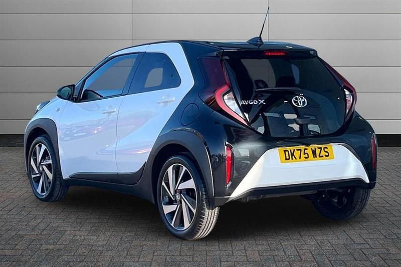 Used Toyota Aygo X 72 HP (52 kW) 2025 Pure white with black SUV