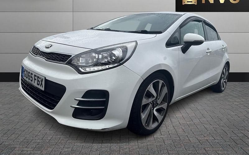 Begagnad Kia Rio 90 HK (66 kW) 2015 Vit Halvkombi