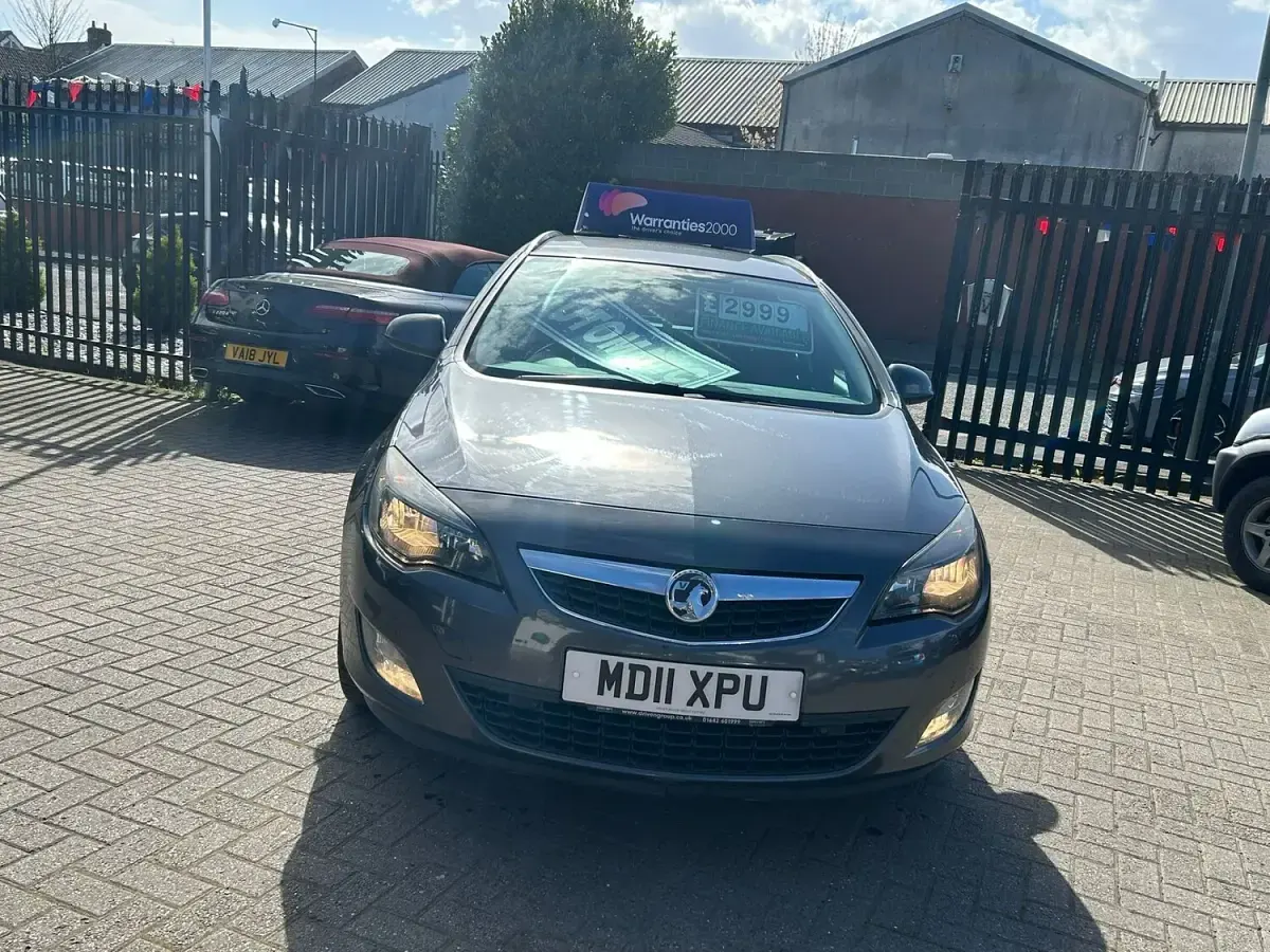 Used Vauxhall Astra SRi 165 HP (121 kW) 2011 Grey Estate