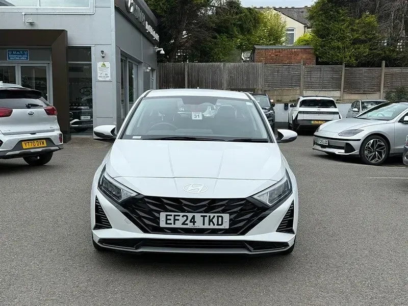 Used Hyundai i20 Advanced 100 HP (73 kW) 2024 White Hatchback