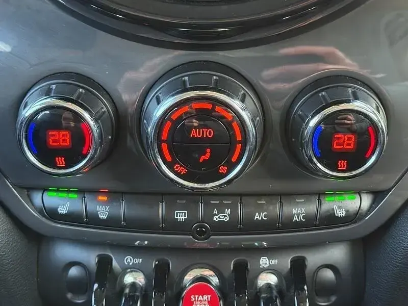 Używany Mini Cooper D 150 KM (110 kW) 2017 Czarny Hatchback