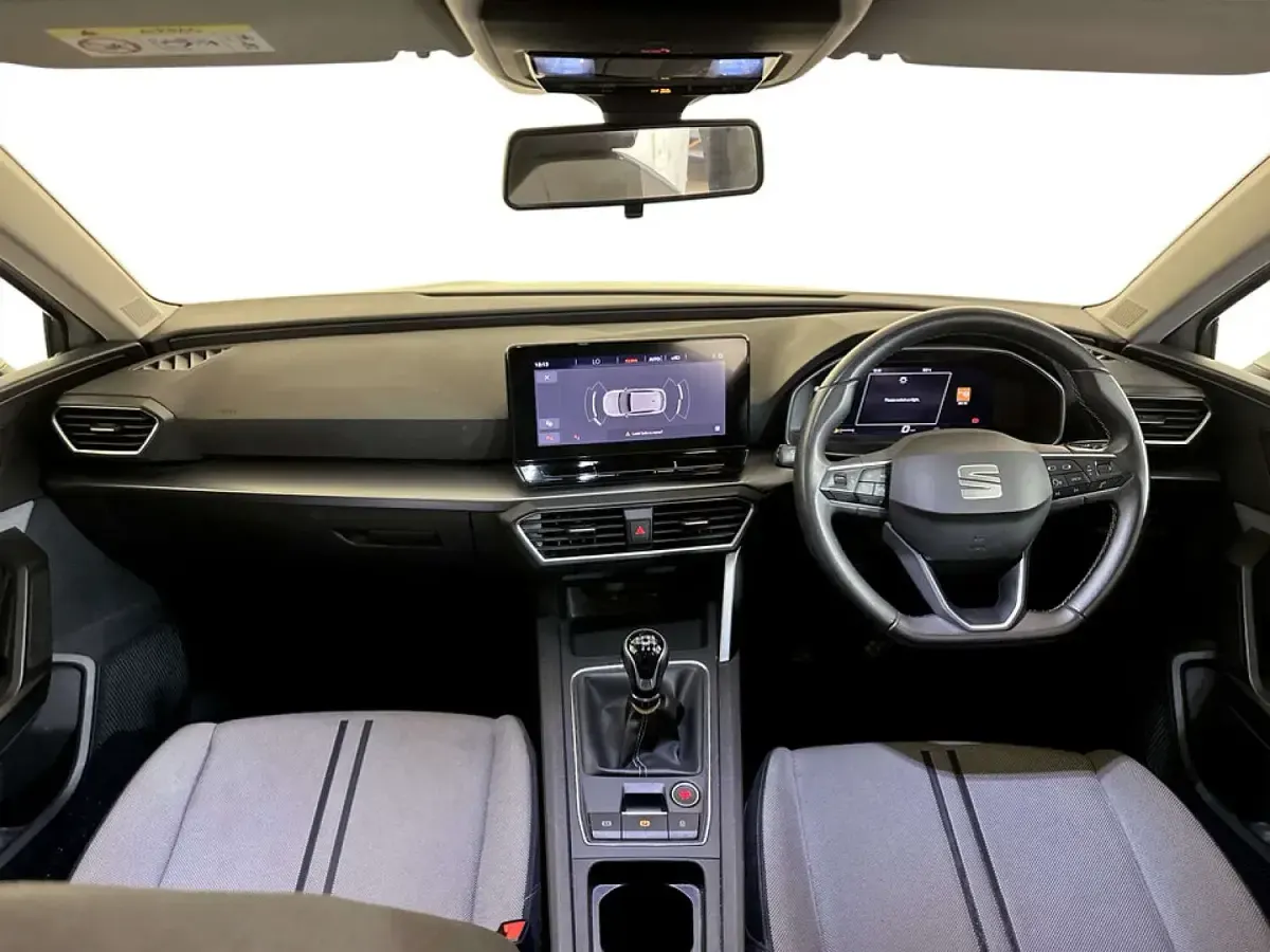 Used Seat Leon SE Dynamic 115 HP (84 kW) 2021 White Hatchback